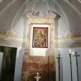 Il nostro occhio cade naturalmente sul massiccio altare marmoreo color castagna forgiato nel 1921...
